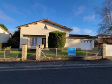  Dpt Charente (16), entre POITIERS et ANGOULEME à vendre à  RUFFEC Maison 3 chambres terrain clos de 612 m² garage
