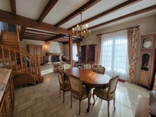 ( 85 ) Vendée entre NOIRMOUTIER , PORNIC et CHALLANS à vendre centre ville  BEAUVOIR SUR MER maison 7 pièces , 181 m² ,4 chambres , garage , terrain clos de 396 m²