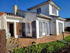 ( 85 ) Vendée entre NOIRMOUTIER , PORNIC et CHALLANS à vendre centre ville  BEAUVOIR SUR MER maison 7 pièces , 181 m² ,4 chambres , garage , terrain clos de 396 m²