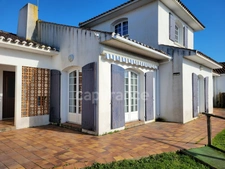 ( 85 ) Vendée entre NOIRMOUTIER , PORNIC et CHALLANS à vendre centre ville  BEAUVOIR SUR MER maison 7 pièces , 181 m² ,4 chambres , garage , terrain clos de 396 m²