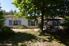 SAINT GERVAIS (85) entre PORNIC , NOIRMOUTIER et CHALLANS à vendre en VIAGER OCCUPE maison de pays en pierre 3 chambres , 2 WC , nombreuses dépendances , terrain de 1 514 m² avec puits