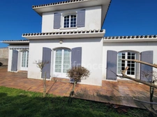 ( 85 ) Vendée entre NOIRMOUTIER , PORNIC et CHALLANS à vendre centre ville  BEAUVOIR SUR MER maison 7 pièces , 181 m² ,4 chambres , garage , terrain clos de 396 m²