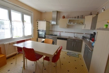 BEAUVOIR SUR MER ( 85 ) proche centre ville entre CHALLANS et NOIRMOUTIER  Maison à VENDRE en vente à terme libre , 3 chambres , 2 WC , garage terrain clos 800 m² puits