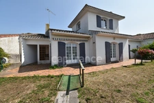 ( 85 ) Vendée entre NOIRMOUTIER , PORNIC et CHALLANS à vendre centre ville  BEAUVOIR SUR MER maison 7 pièces , 181 m² ,4 chambres , garage , terrain clos de 396 m²