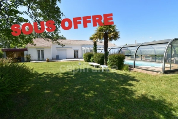 LA BARRE DE MONTS ( 85)  Vendée proche île de NOIRMOUTIER Maison en 2 logements à vendre 224 m² ,12 pièces piscine terrain clos 1477m², 2 vérandas, 6 chs, 2 WC , 2 SDE ,1 SDB, garage