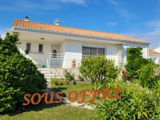 BEAUVOIR SUR MER ( 85 ) proche centre ville entre CHALLANS et NOIRMOUTIER  Maison à VENDRE en vente à terme libre , 3 chambres , 2 WC , garage terrain clos 800 m² puits