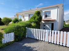 BEAUVOIR SUR MER ( 85 ) proche centre ville entre CHALLANS et NOIRMOUTIER  Maison à VENDRE en vente à terme libre , 3 chambres , 2 WC , garage terrain clos 800 m² puits