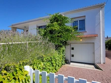 BEAUVOIR SUR MER ( 85 ) proche centre ville entre CHALLANS et NOIRMOUTIER  Maison à VENDRE en vente à terme libre , 3 chambres , 2 WC , garage terrain clos 800 m² puits