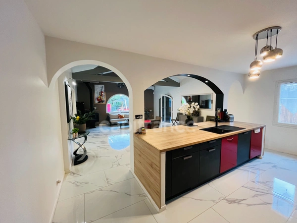 Maison à vendre de 176 m2  8 pièces et appartement T2 de 52 m2 