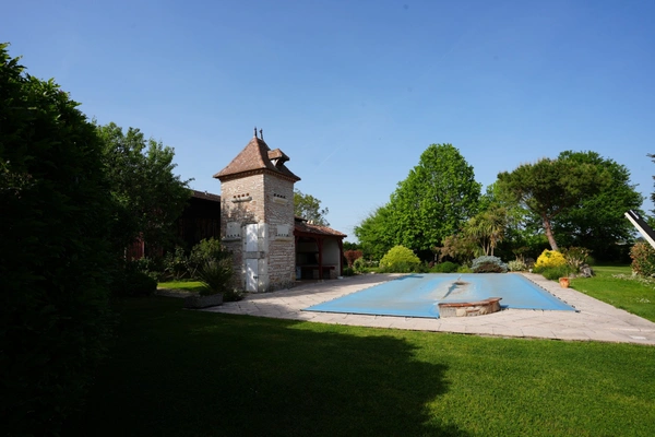 Maison de maître 10 pièces , dépendance 140m² , piscine 1h de Bordeaux, 3h de Paris