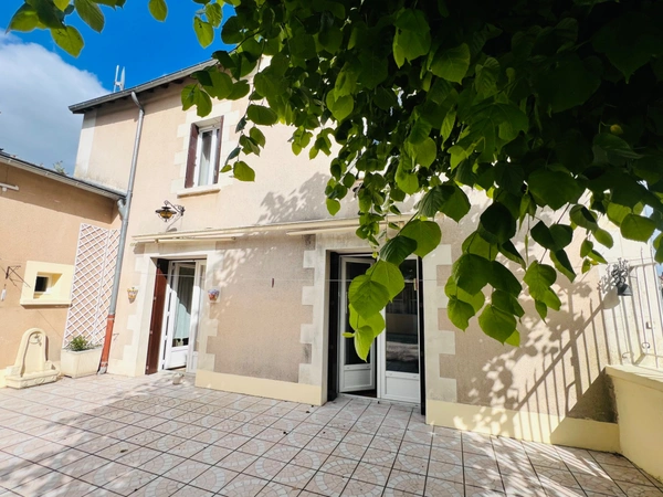 Maison de bourg 100m² - 3 chambres et dépendances  SAINT SAUVEUR (86)
