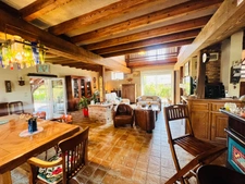 Maison de caractère rénovée – 182 m² – Studio indépendant 31m² – Garage de 117 m² – Terrain clos de 2 235 m²