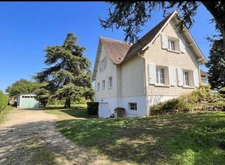 MAISON D’ARCHITECTE DE 175 M² – SOUS-SOL DE 150 M² – TERRAIN DE 2 000 M² – PROCHE CENTRE-VILLE