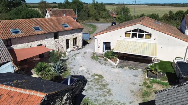 DEUX MAISONS RÉNOVÉES 150m² + 120m²– PARC DE 9 500 M² – À 20 MINUTES DE CHÂTELLERAULT