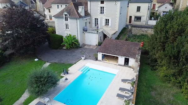 SUPERBE DEMEURE EN PIERRE DE 250 M² – CHARME, VOLUMES ET PISCINE CHAUFFÉE -10min Châtellerault nord