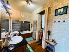 Manor house with outbuildings, swimming pool, East of Châtellerault