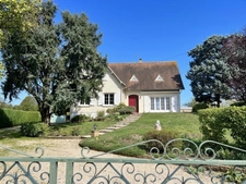 MAISON D’ARCHITECTE DE 175 M² – SOUS-SOL DE 150 M² – TERRAIN DE 2 000 M² – PROCHE CENTRE-VILLE
