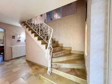 MAISON D’ARCHITECTE DE 175 M² – SOUS-SOL DE 150 M² – TERRAIN DE 2 000 M² – PROCHE CENTRE-VILLE