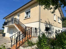 3-bedroom house with large garden and garage 