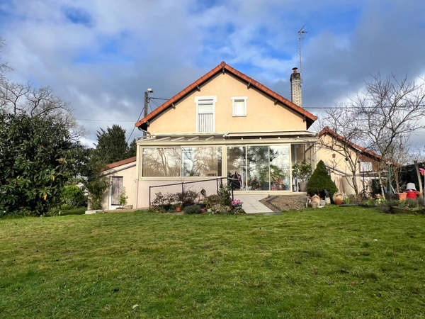 Maison vie de plain-pied 75m², 2 chambres, jardin et dépendances 