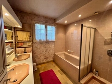 MAISON D’ARCHITECTE DE 175 M² – SOUS-SOL DE 150 M² – TERRAIN DE 2 000 M² – PROCHE CENTRE-VILLE