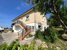 3-bedroom house with large garden and garage 