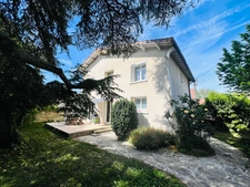 Family home 140 m² – Town center – Garden, garage, outbuilding