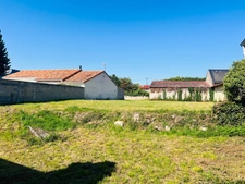 MAISON DE VILLAGE ATYPIQUE AVEC GRAND POTENTIEL