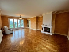 MAISON D’ARCHITECTE DE 175 M² – SOUS-SOL DE 150 M² – TERRAIN DE 2 000 M² – PROCHE CENTRE-VILLE