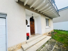 Family home 140 m² – Town center – Garden, garage, outbuilding