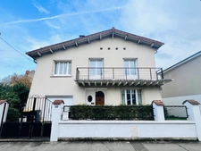 Family home 140 m² – Town center – Garden, garage, outbuilding