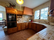 MAISON D’ARCHITECTE DE 175 M² – SOUS-SOL DE 150 M² – TERRAIN DE 2 000 M² – PROCHE CENTRE-VILLE