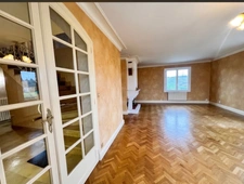 MAISON D’ARCHITECTE DE 175 M² – SOUS-SOL DE 150 M² – TERRAIN DE 2 000 M² – PROCHE CENTRE-VILLE