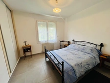 3-bedroom house with large garden and garage 