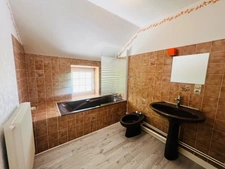 157m2 farmhouse with superb land and very large garage