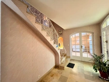 MAISON D’ARCHITECTE DE 175 M² – SOUS-SOL DE 150 M² – TERRAIN DE 2 000 M² – PROCHE CENTRE-VILLE