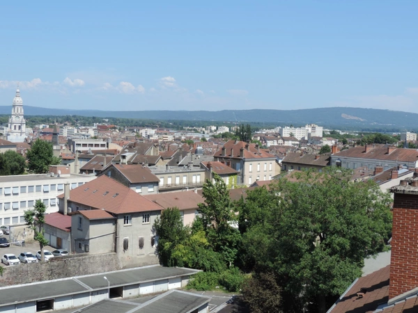 Dpt Ain (01), à vendre BOURG EN BRESSE, appartement T3 de 109 m² au sixième étage avec vue panoramique, balcon, cave et garage
