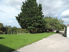 Dpt Ain (01), à vendre MONTAGNAT, propriété à rénover avec maison de 84 m² et dépendance de 170 m² - Terrain de 2 300 m²