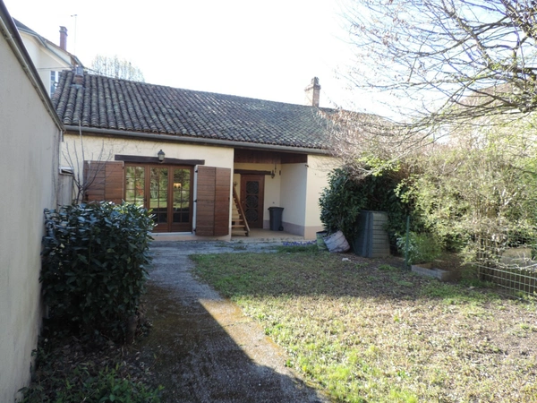 Dpt Ain (01), à vendre BOURG EN BRESSE, maison de caractère avec dépendance et fort potentiel – Terrain de 570 m²