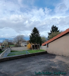 Maison avec 4 chambres – terrain clôturé – deux terrasses - PUY GUILLAUME (63290)