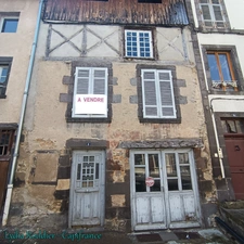 Maison à colombage - 240 m2 à rénover sur 5 niveaux à Maringues-63350