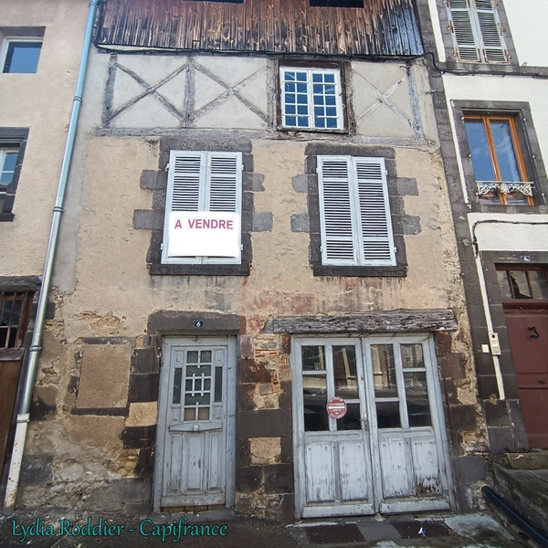 Maison à colombage - 240 m2 à rénover sur 5 niveaux à Maringues-63350
