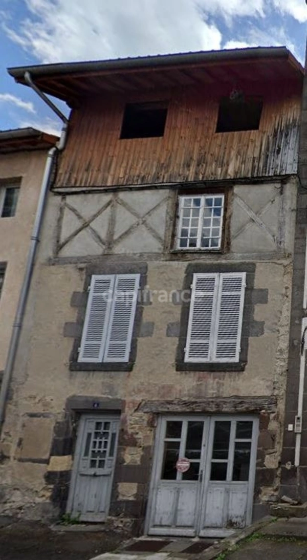 Maison à colombage à rénover MARINGUES (63)