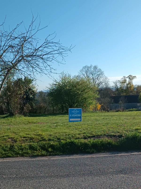 Terrain - 934 m2 - RARE sur PUY GUILLAUME (63290)