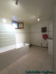 Maison avec 4 chambres – terrain clôturé – deux terrasses - PUY GUILLAUME (63290)