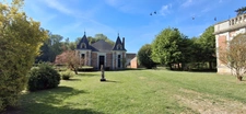 Château du XVIIIème à 1h10 de Paris. Conçu pour accueillir activités professionnelles et vie familiale indépendante.