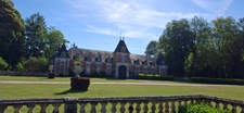 Château du XVIIIème à 1h10 de Paris. Conçu pour accueillir activités professionnelles et vie familiale indépendante.
