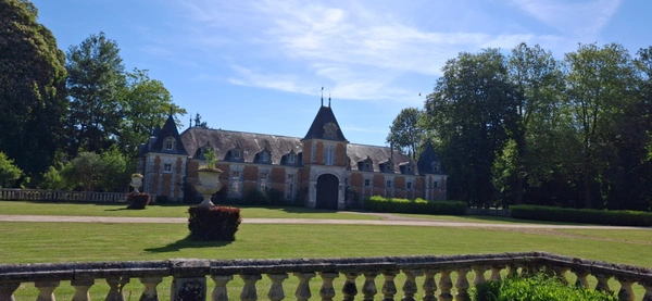 Château du XVIIIème à 1h10 de Paris. Conçu pour accueillir activités professionnelles et vie familiale indépendante.