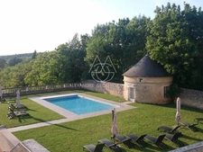 Situé au cœur de 15,5 hectares de terres somptueuses, cette majestueuse propriété du XVe siècle, entièrement rénovée, combine histoire, élégance et fonctionnalité. 