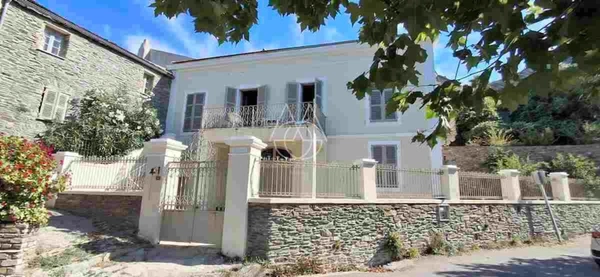 Maison d'Américain au Cap Corse inclut un petit gîte entièrement autonome et indépendant.
